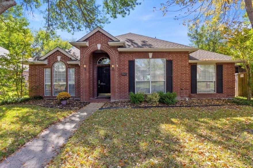 Welcome to this beautifully updated single story home gracefully situated in Plantation Resort with highly sought-after
Frisco schools. This 4 bedroom, 2 bath features wood look floors throughout most of the home with carpet in
bedrooms. Enjoy preparing home-cooked meals in the updated kitchen with granite counter-tops, stainless steel
appliances and subway tile back-splash. Make your way into the warm and inviting open concept living area with plenty
of room to entertain family and friends. The secluded primary bedroom offers a large WIC and en suite bath with
granite counter-tops, dual sinks, garden tub and separate shower. Take full advantage of the wonderful amenities this
community has to offer with a swimming pool, club house, tennis courts, golf course and more. Premier Frisco location
close to highways, shopping and dining.