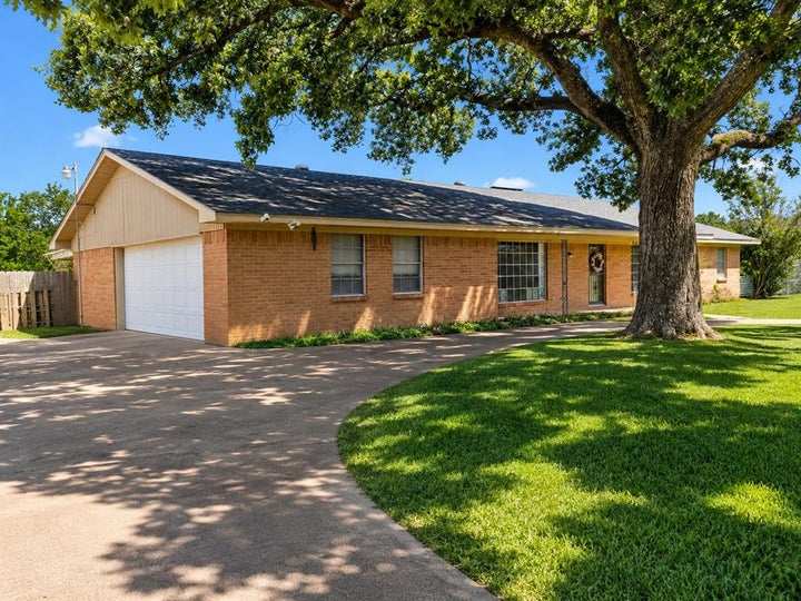 Photo 1 of 29 — 1081 Wright Street, Terrell, TX 75160