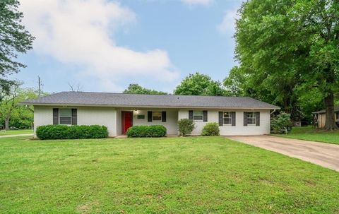 Photo of 102 Randal Ln Ln, Pittsburg, TX 75686 (MLS # 21246310)
