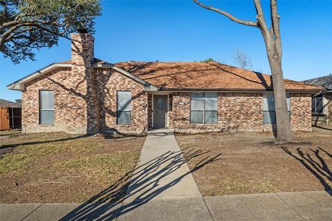 Photo of 1613 Saint James Drive, Carrollton, TX 75007 (MLS # 21153323)