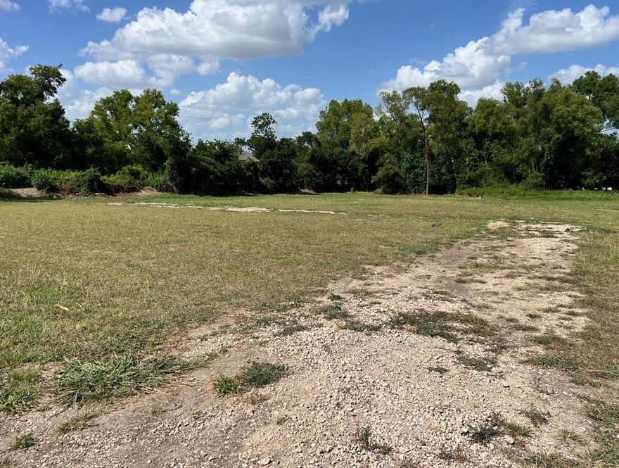 Could this be the perfect spot to build your new home? With easy access to I-35, you'll love the country feel this land, nestled just minutes from all the city amenities, has to offer! Located in Midway ISD, this one won't last long
