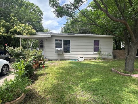 Photo of 133 E Wanda Drive, Garland, TX 75040 (MLS # 20952704)