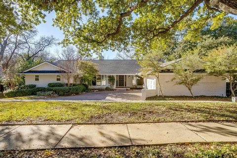 Photo of 2400 Winton Terrace W, Fort Worth, TX 76109 (MLS # 21163632)