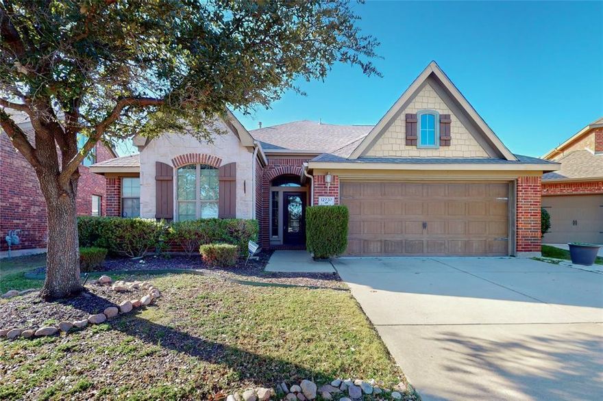 Beautiful and immaculate 1.5 story on cul de sac, property in sort after Saratoga with exemplary schools. the plan offers an office, 2nd living area, formal dining, laminate floors throughout first floor. Upgraded granite in the kitchen, large cabinets which opens into a large living area, upstairs features a large flex room which is currently been used as a bedroom with a full bath and a closet. Pets allowed on case by case basis. Every one above 18 needs to apply,$50 per person.