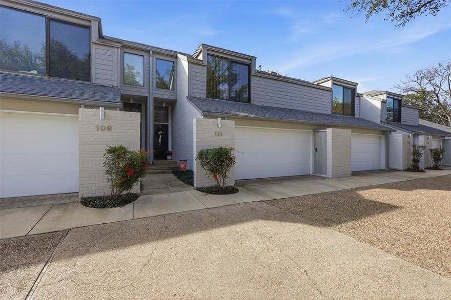 Located on the northern edge of Preston Hollow, 5990 Lindenshire Lane represents the classic mid-century modern design of acclaimed Texas architect Bud Oglesby. Full of architectural integrity, clean lines, walls of glass, purposeful layout, and effortless indoor-outdoor connection that resonates with today’s buyers, unit 111 oozes authentic mid-century design and is located in a neighborhood where architectural pedigree matters.
Featuring 2 large bedrooms, 2 full bathrooms and a split level type design, this home is move in ready. An open floorplan, galley kitchen, cool wet bar and delightful patio add to the charm. The community has also completed meaningful recent updates, including fresh exterior paint throughout, a recent roof, and a beautifully refreshed pool area. Combined with its Preston Hollow location and enduring architectural appeal, this unit presents a rare opportunity for buyers seeking design credibility in a polished, well-maintained setting.