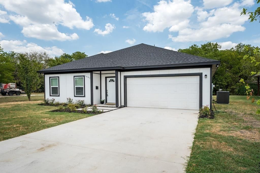 Photo of 1607 Park Street, Kaufman, TX 75142 (MLS # 21215324)