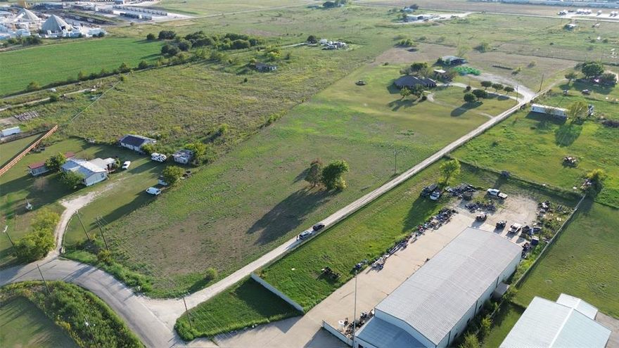 Close proximity to Chisholm Trail Parkway
Perfect for industrial user
Less than half a mile from Walmart Distribution
Center
All utilities to the site