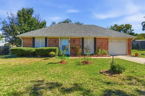 Photo of 405 Mustang Trail, Granbury, TX 76049 (MLS # 21101645) Photo of 405 Mustang Trail, Granbury, TX 76049 (MLS # 21101645)