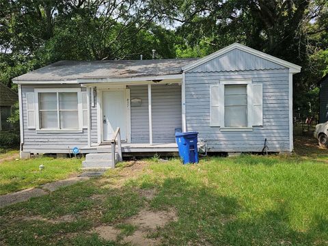 Photo of 437 W 75th Street, Shreveport, LA 71106 (MLS # 21255191)