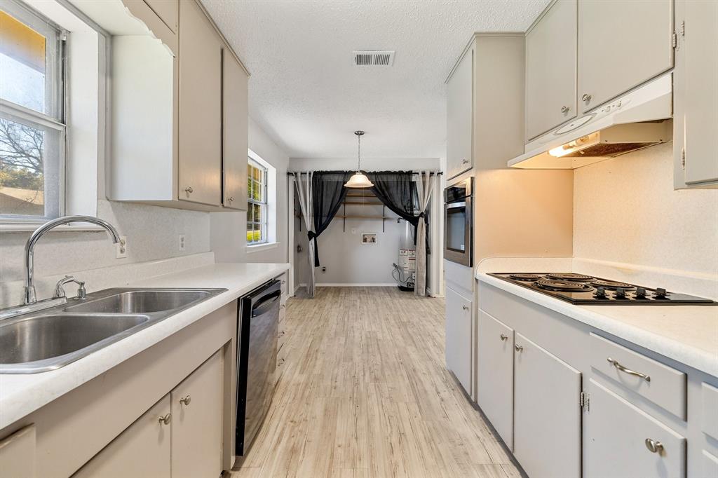 Azle, Texas 76020, United States, 3 Bedrooms Bedrooms, ,2 BathroomsBathrooms,Residential,Active,30141