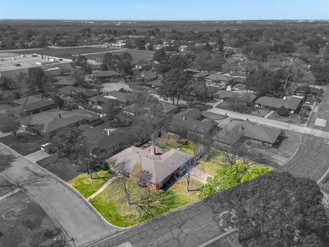 Photo of 1001 Field Crest Court, Arlington, TX 76012 (MLS # 21211971)