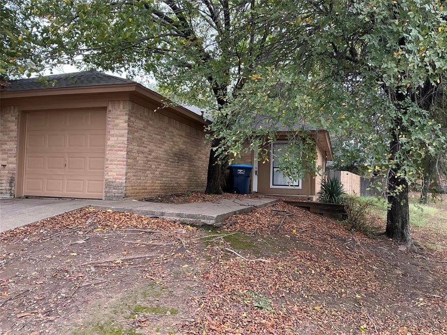 Nicely kept 2 bedroom 1 bath duplex with 1 car garage offers a spacious living room and a fenced backyard. This Open floor plan is well laid out, with split bedrooms.