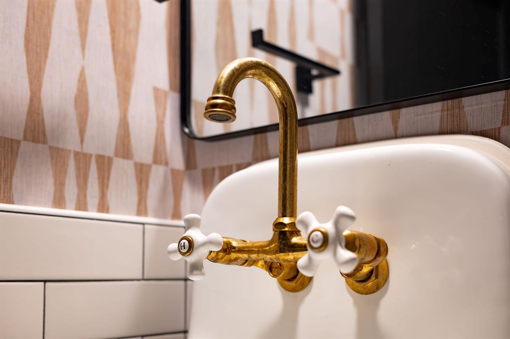 A100066 - A0066 G BASS - Farm