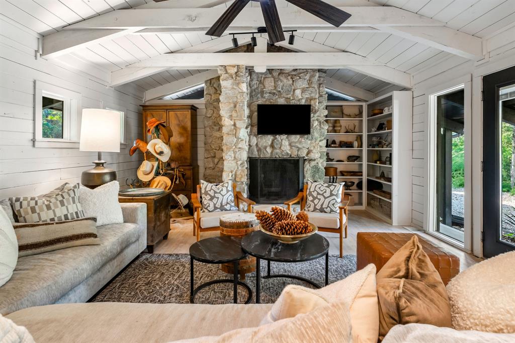 A100066 - A0066 G BASS - Farm