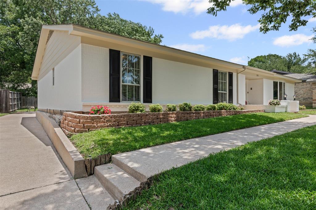 3915 Glenbrook Drive
