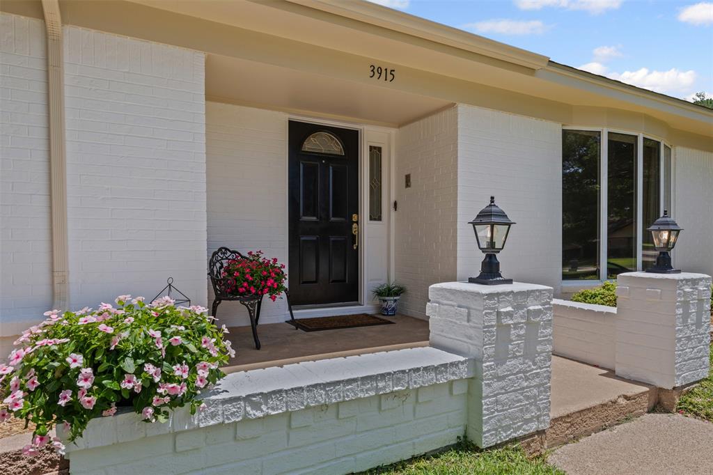 3915 Glenbrook Drive