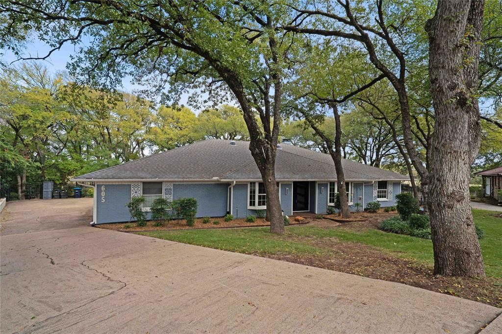 Photo for 605 Highwoods Trail, Fort Worth, TX 76112 (MLS # 21099165)