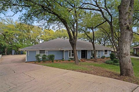 Photo of 605 Highwoods Trail, Fort Worth, TX 76112 (MLS # 21099165) Photo of 605 Highwoods Trail, Fort Worth, TX 76112 (MLS # 21099165)
