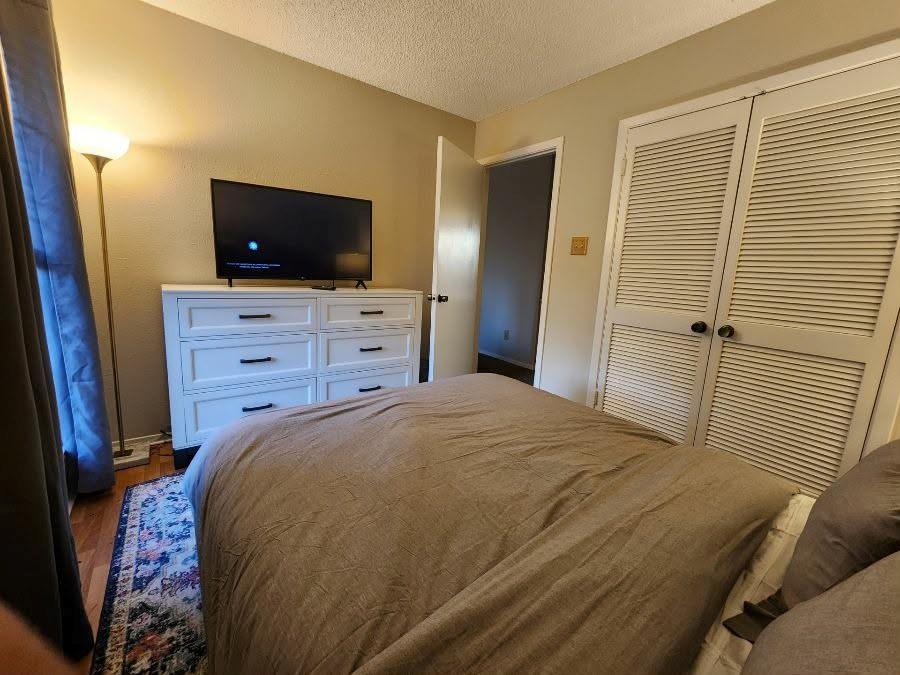 Chasewood Oaks Condo - Residential