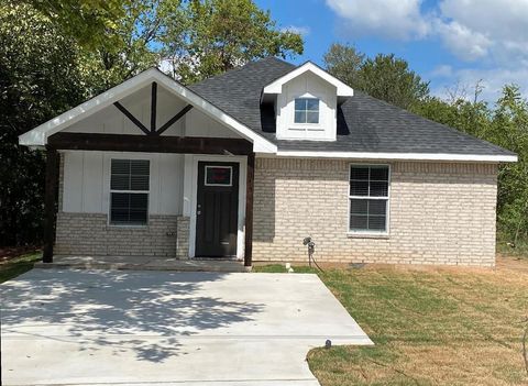 Photo of 313 E Nelson Street, Denison, TX 75021 (MLS # 21230428)