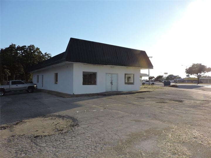 Photo 1 of 6 — 5149 River Oaks Boulevard, River Oaks, TX 76114