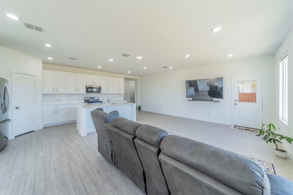 SHADED TREE - Residential Lease