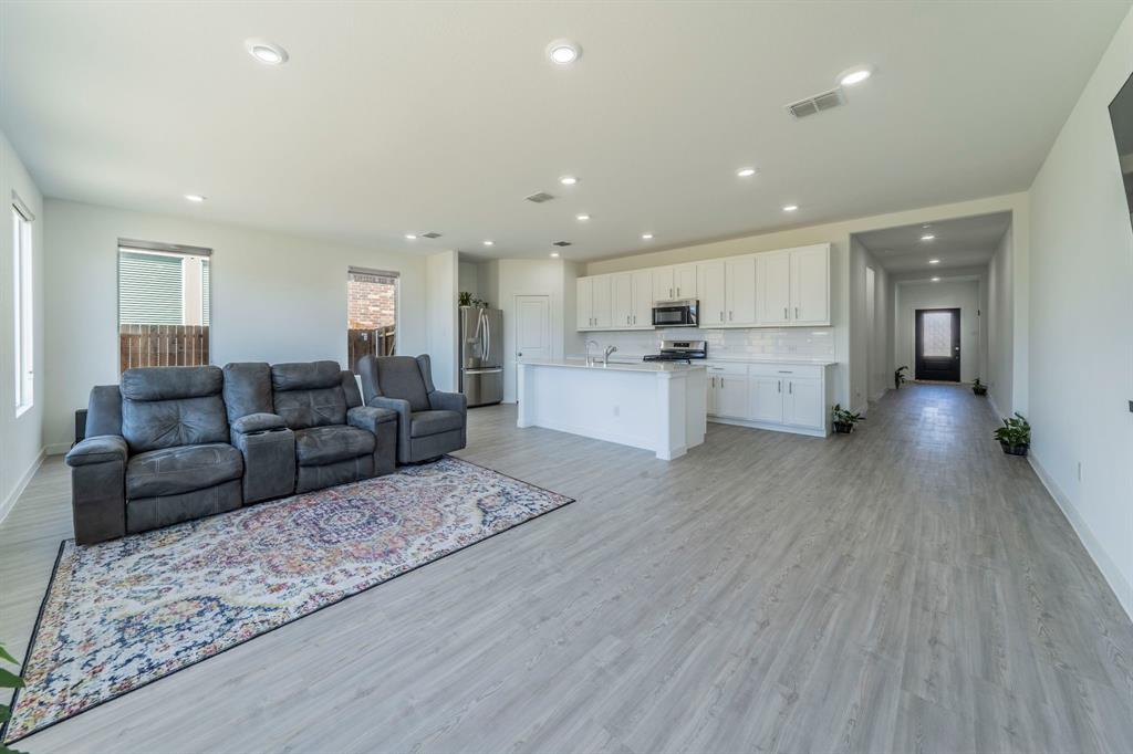 SHADED TREE - Residential Lease