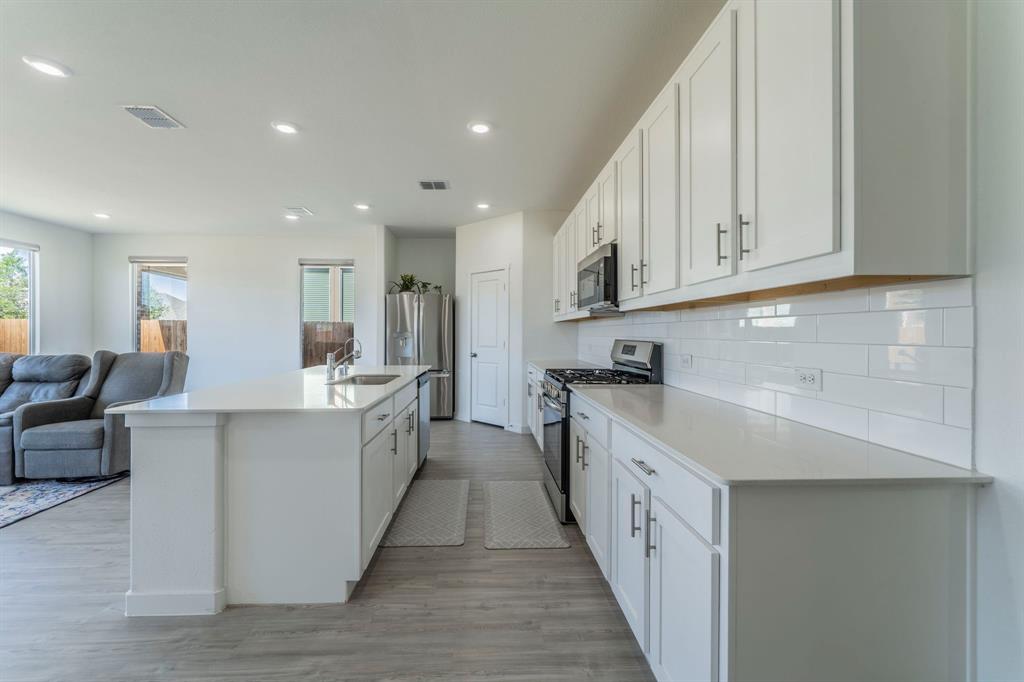 SHADED TREE - Residential Lease