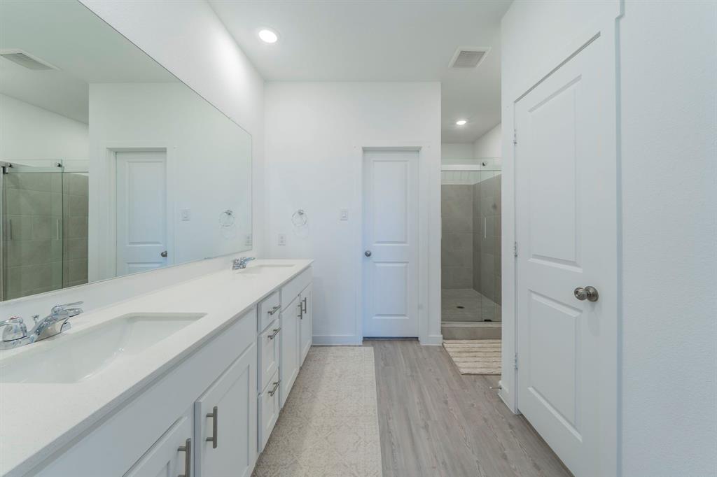 SHADED TREE - Residential Lease