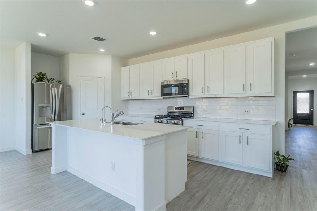 SHADED TREE - Residential Lease