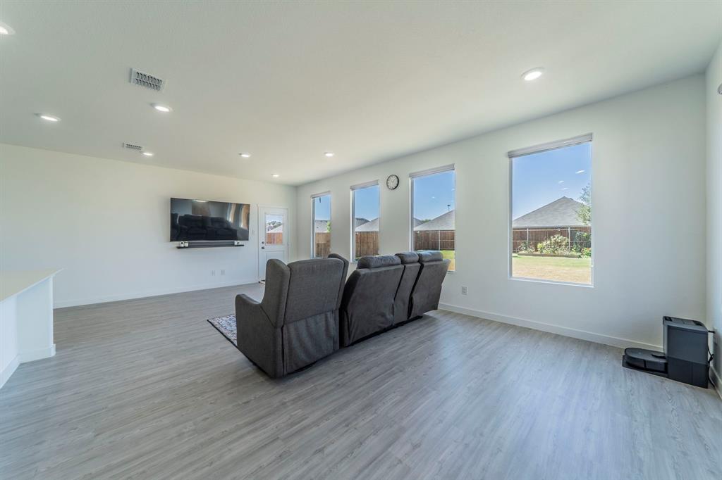 SHADED TREE - Residential Lease