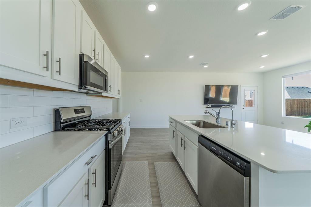 SHADED TREE - Residential Lease