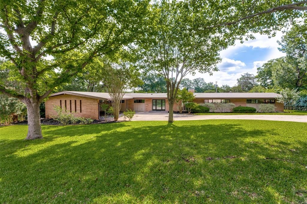 Photo of 4101 Hildring Drive E, Fort Worth, TX 76109 (MLS # 21231400)