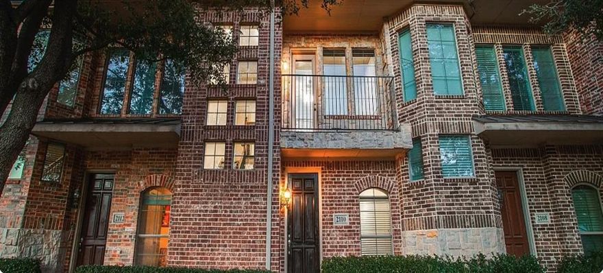 Remodeled 2-bedroom townhouse in gated community. Close and accessible to Downtown Dallas and Uptown.  Commute to the center of Downtown or Uptown without any need to access the freeway. Also very close to Lower Greenville restaurants and bars for dining and entertainment. Townhouse features extra large master bedroom and roof balcony.  Large and open dining and living room areas.