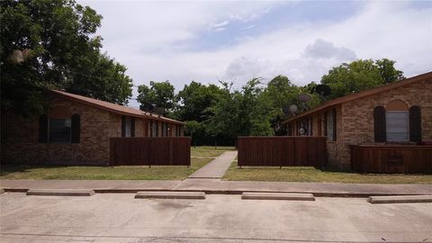 Photo of 105 W Pine Street, Whitewright, TX 75491 (MLS # 21245839)