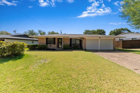 Photo of 817 Warren Way, Richardson, TX 75080 (MLS # 21391293)