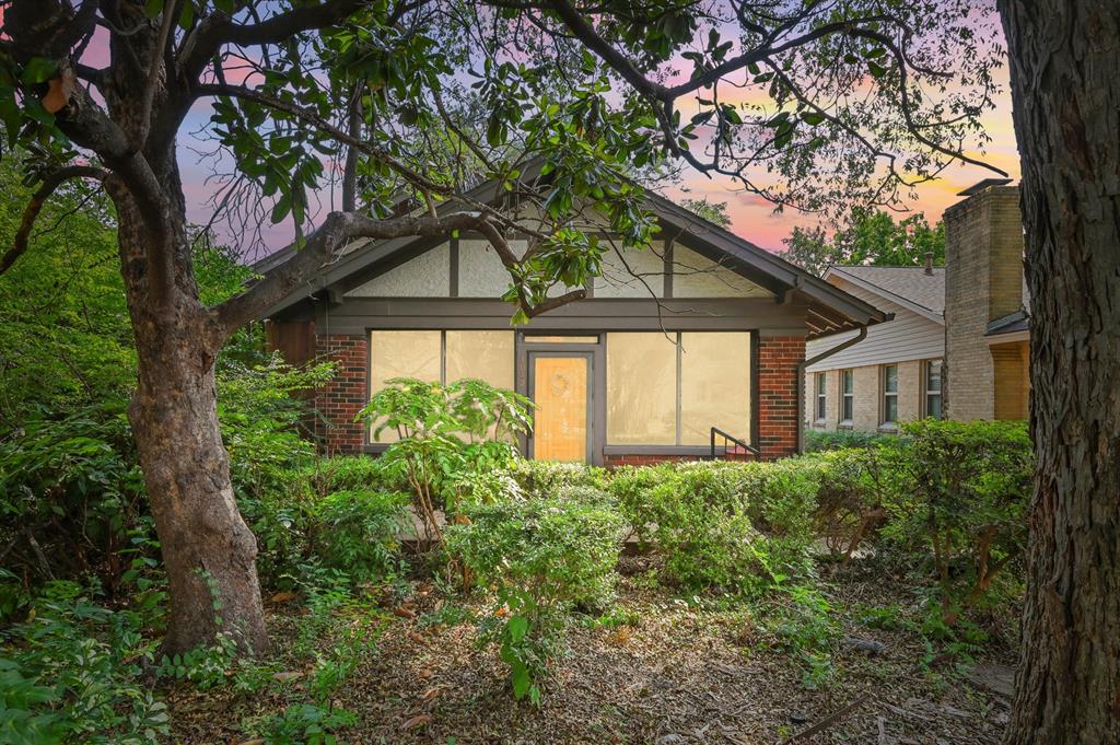 1042 N Clinton Avenue