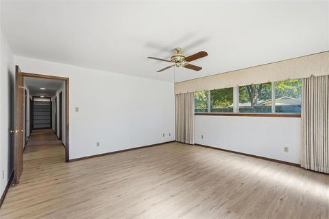 Tiny photo for 112 Virginia Lane, Arlington, TX 76010 (MLS # 21089868)