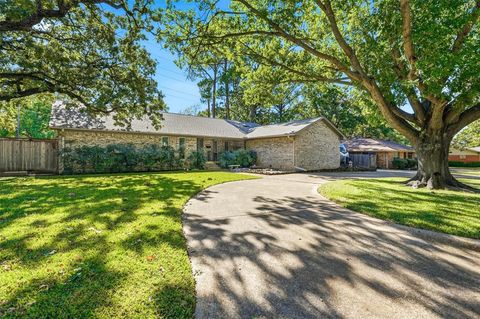 Photo of 112 Virginia Lane, Arlington, TX 76010 (MLS # 21089868)
