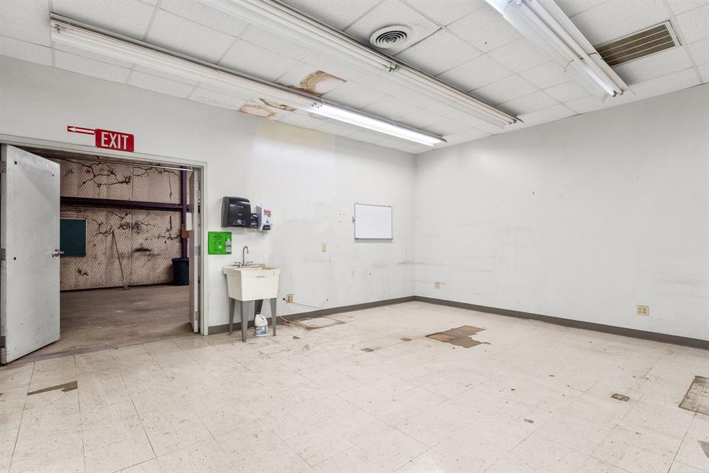 A1062 H WALL - Commercial Sale