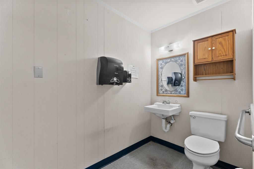 A1062 H WALL - Commercial Sale