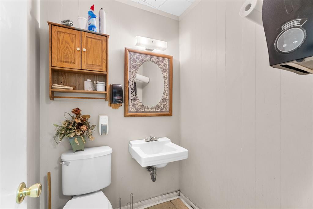 A1062 H WALL - Commercial Sale