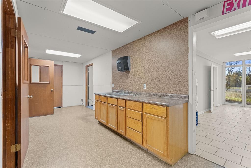 A1062 H WALL - Commercial Sale