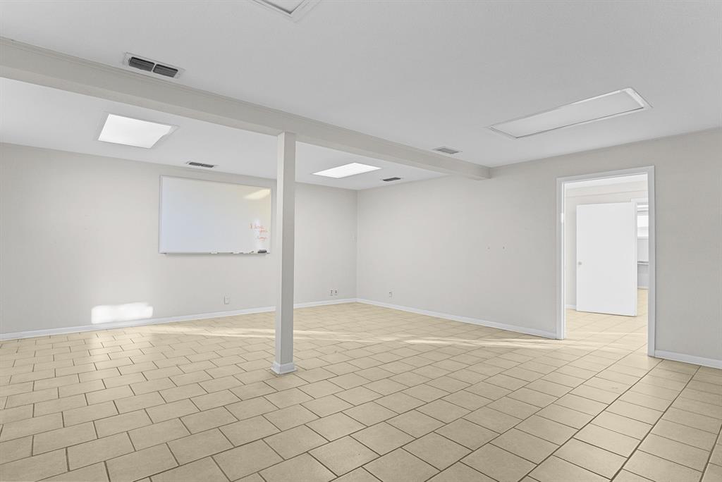 A1062 H WALL - Commercial Sale