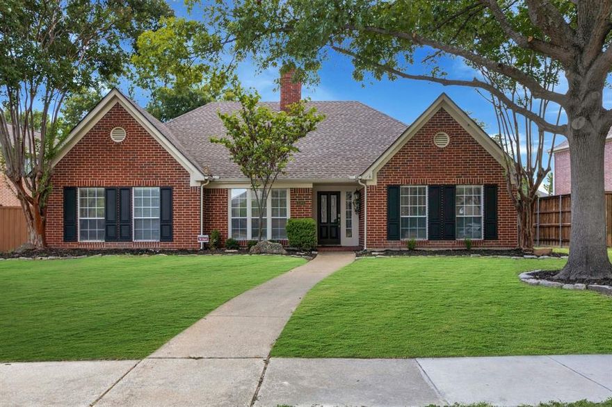 Wellcome to charming Single-Story home in Richardson's White Chapel.This spacious single-story residence offering a perfect blend of comfort and convenience. High ceilings and voluminous master. Huge living area includes a fireplace. A large kitchen with an island and a sunny breakfast nook.flexible a study-office and spacious bedrooms perfect for a families needing dedicated work or study areas. Prime location , minutes from highway 190 and 75 with easy access to dinning .shopping , and entertainment atoner by CityLine.Situated in the desirable Plano ISD.