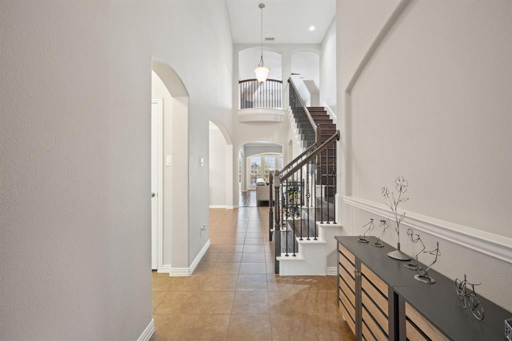 2528 Louis Lane