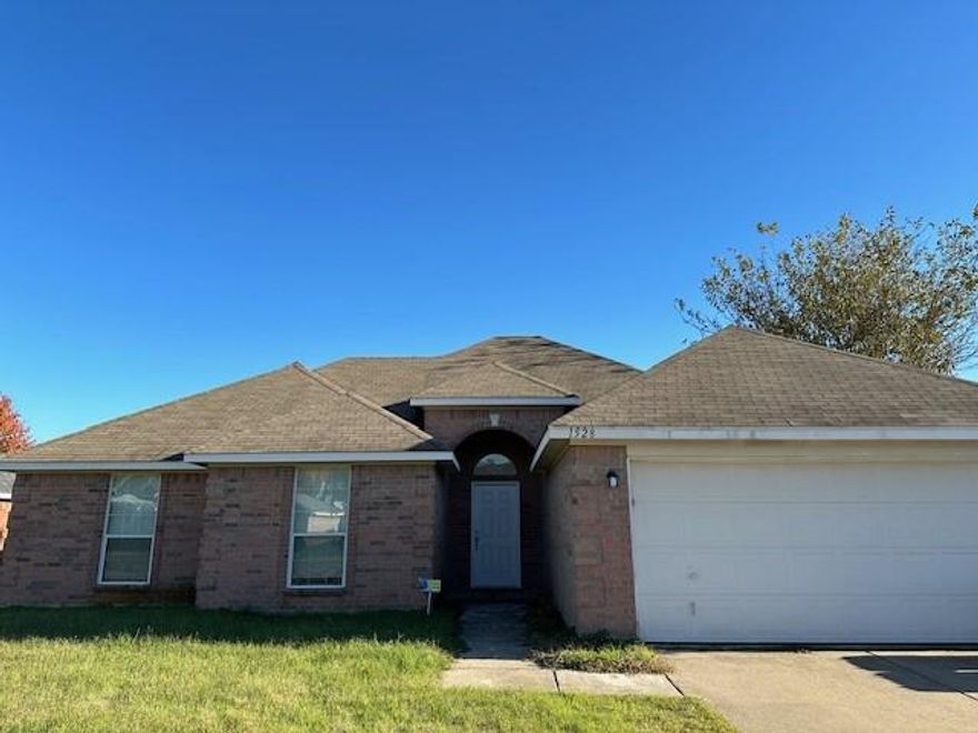 Just in time for the holidays. 4 bedrooms 2 bath with open floor plan. Family room with fireplace . Master bath has a double vanity, separate garden tub and shower, huge walk in closet, split bedrooms, covered patio, fenced yard. and much more.