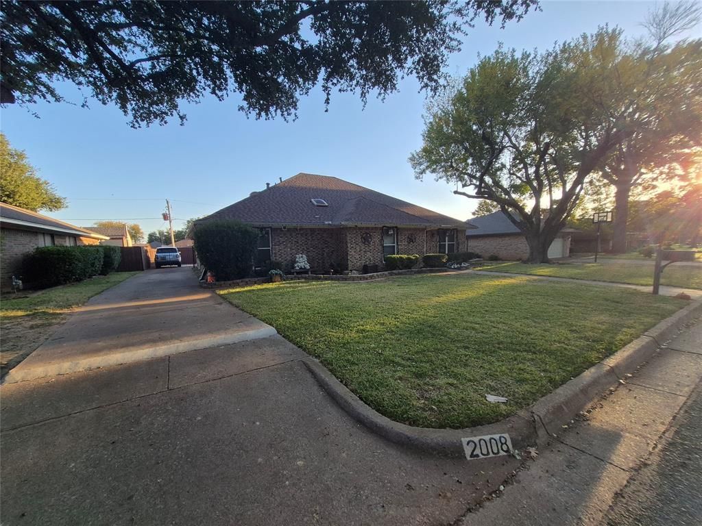 Photo of 2008 Iron Horse Court Ct, Arlington, TX 76017 (MLS # 21113821)