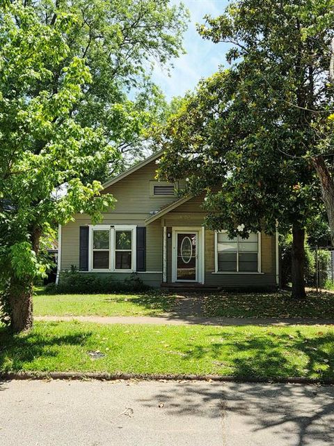 Photo of 1120 W Main Street, Denison, TX 75020 (MLS # 21272565)
