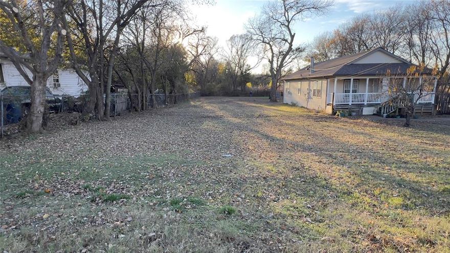 Country Living In The City! Clean, and level lot in Sunny South Dallas! There are new homes across the street, around the corner, and throughout this community! Not expected to last long! Located near all the major freeways! The survey has been uploaded! Build your dream home here! Peaceful and Quiet!